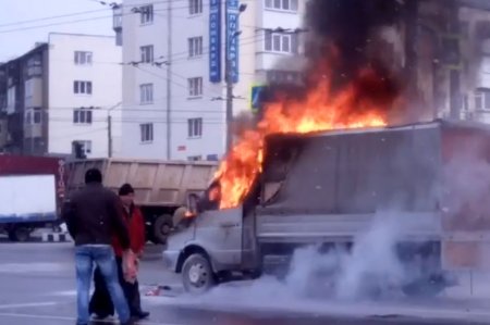 На Гагарина посреди дороги сгорела "Газель" (фото, видео, дополнено)