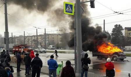 На Гагарина посреди дороги сгорела "Газель" (фото, видео, дополнено)