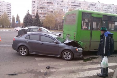 На Алексеевке Mitsubishi въехал в маршрутку (фото, дополнено)