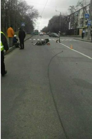 В Харькове на мотоциклиста упал троллейбусный провод (фото)