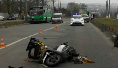 В Харькове на мотоциклиста упал троллейбусный провод (фото)