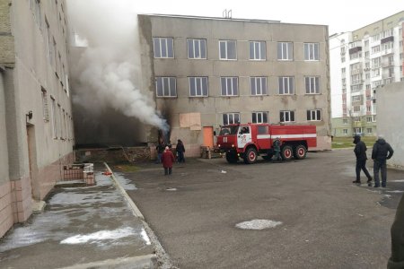 На ХТЗ - пожар в поликлинике (фото, обновлено)