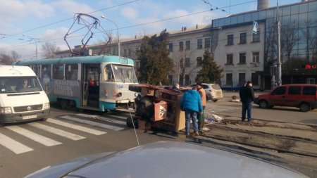 В Харькове трамвай протаранил трактор (фото)