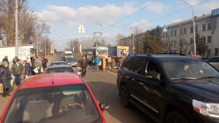 В Харькове трамвай протаранил трактор (фото)