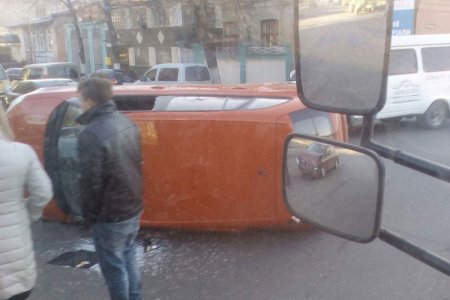 В Харькове на набережной перевернулся автомобиль (фото, видео)