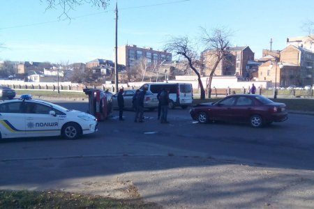 В Харькове на набережной перевернулся автомобиль (фото, видео)