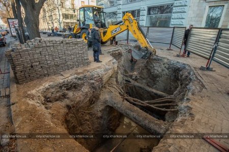 На Сумской меняют трубы (фото)