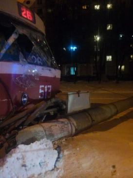 Трамвай снес бетонную опору на Салтовке