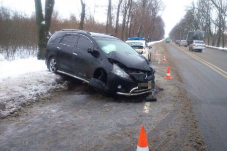 На Рогани Mitsubishi врезался в дерево, есть пострадавшие