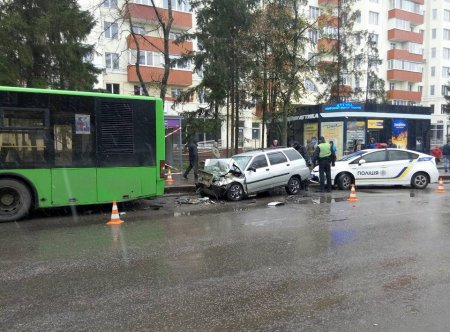 На ХТЗ легковушка врезалась в маршрутку, погибла женщина (ФОТО)