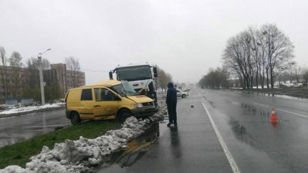 Мусоровоз врезался в Mercedes, есть пострадавшие (фото)