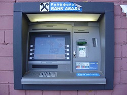 В центре Харькова залили монтажной пеной банкоматы (ФОТО)