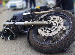 В Харькове Nissan сбил мотоциклиста (фото)