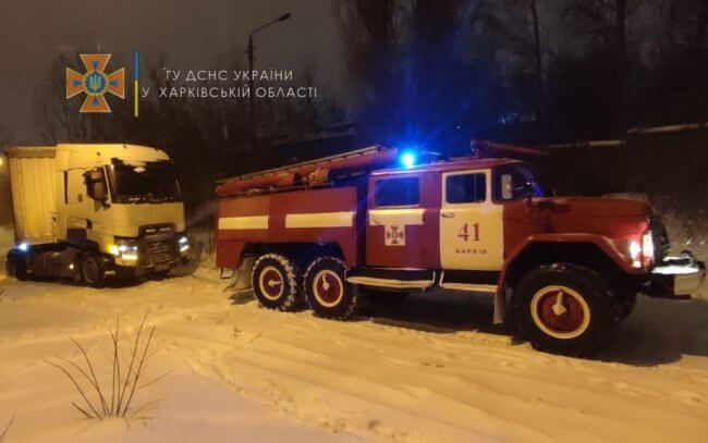 В Харькове и области застряли в снегу несколько машин, скорая и автобус с детьми