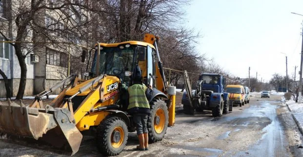 У Новобаварському районі тривають роботи з відновлення водопостачання.