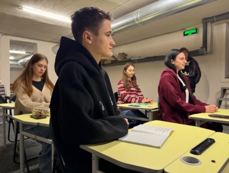 Одинадцятикласники в укритті під час занять