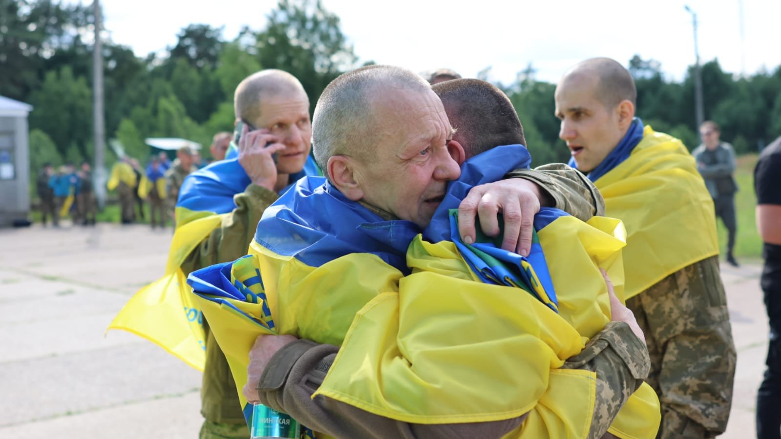 Україна повернула додому нову групу Захисників із російського полону