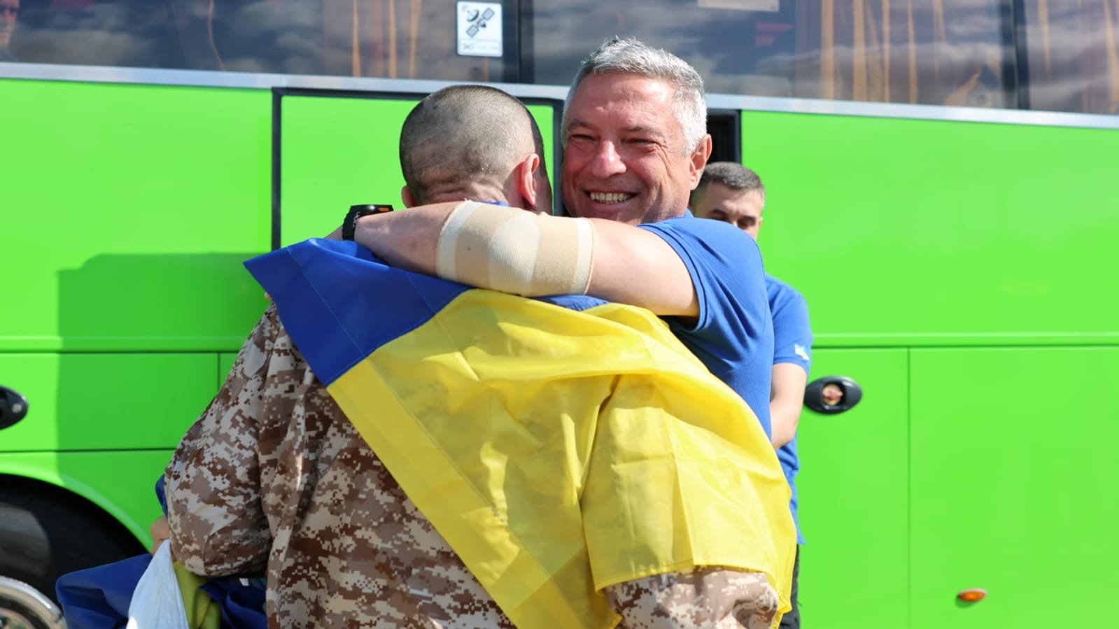 Захиснікив звільнили з полону