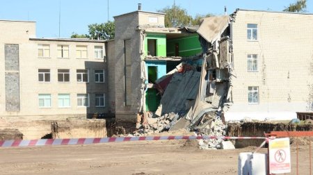Обвал стіни ліцею на Харківщині під час будівництва укриття: що відомо про підрядника