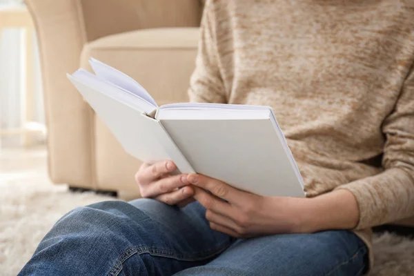 Людина з книгою.