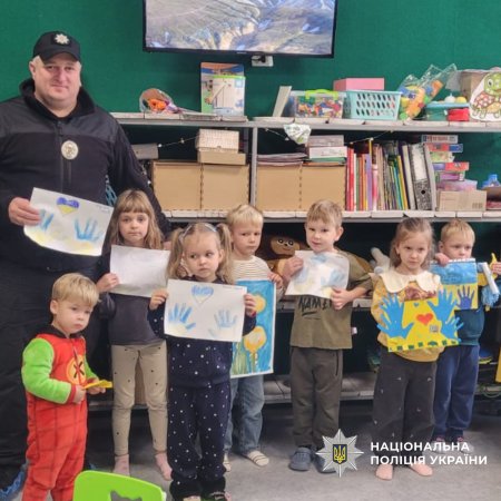 Діти зі Зміївської та Слобожанської громад разом із поліцейськими зібрали подарунки для захисників.