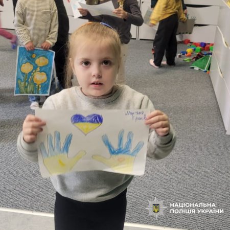 Діти зі Зміївської та Слобожанської громад разом із поліцейськими зібрали подарунки для захисників.