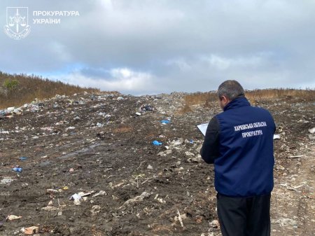 На Харківщині через прокуратуру зобов’язали узаконити сміттєзвалище без документів.