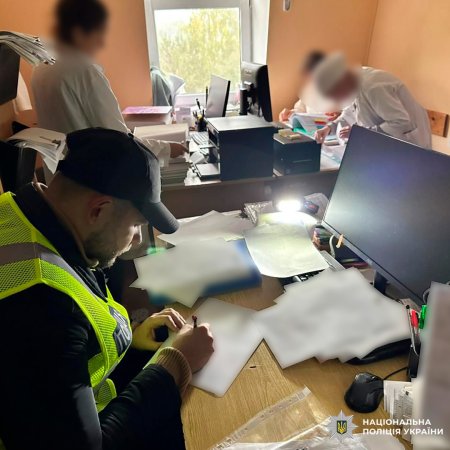 Поліцейські Харкова викрили шахраїв, які продавали фальсифіковані «БАДи» під виглядом державної програми.
