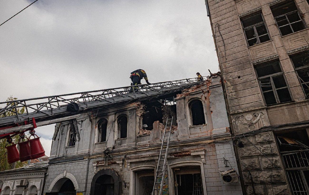 У Харкові триває ліквідація наслідків ворожого удару по дитячому садку.