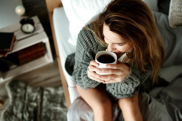 Жінка з кавою