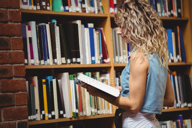 Жінка з книгою