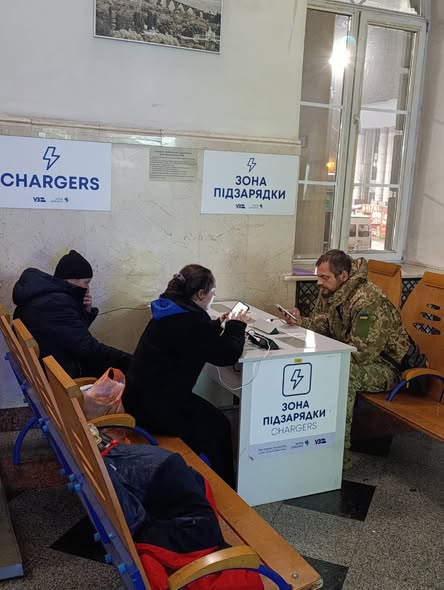 Мешканці міст, де через ворожі атаки тривають блекаути, можуть зігрітися та підзарядити гаджети на залізничних вокзалах.