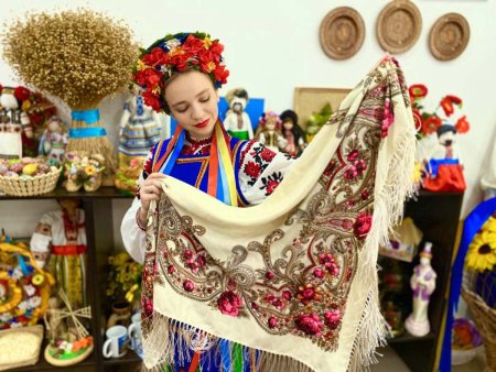 В Україні відзначають Всесвітній день української хустки: символ жіночності, традицій та національної ідентичності.