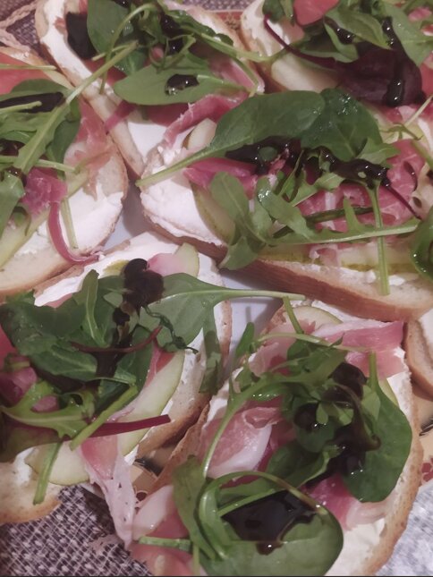 Брускети з хамоном