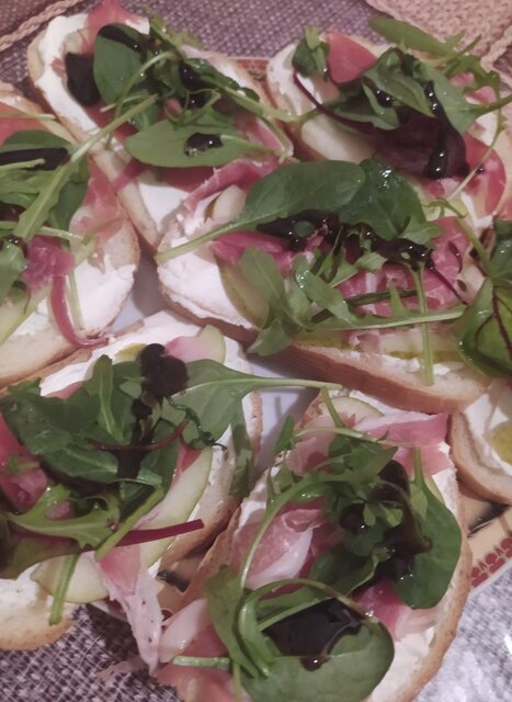 брускети з хамоном