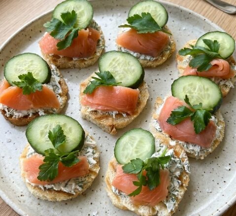 Канапки з сьомгою