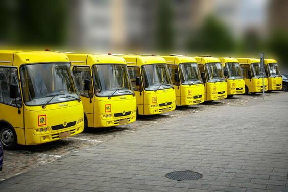 Заклади освіти у восьми громадах області отримали нові шкільні автобуси