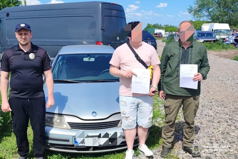Поліцейські Валківщини передали автомобіль для потреб Збройних Сил України