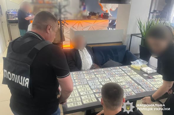 За 7700 доларів обіцяв організувати виїзд за кордон: на Харківщині поліцейські викрили зловмисника.