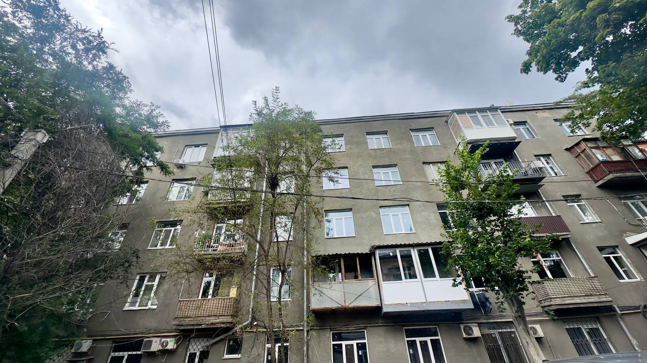 На вул. Мироносицькій триває відновлення житлового будинку