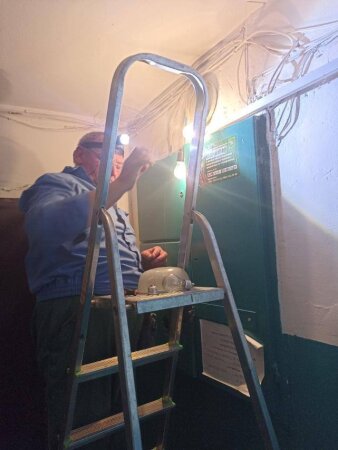 Фахівці КСП «Харківміськліфт» продовжують готувати внутрішньобудинкові електромережі до опалювального сезону.