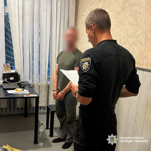 На Харківщині поліцейські затримали чоловіка, який пограбував будинок та поранив правоохоронця під час затримання