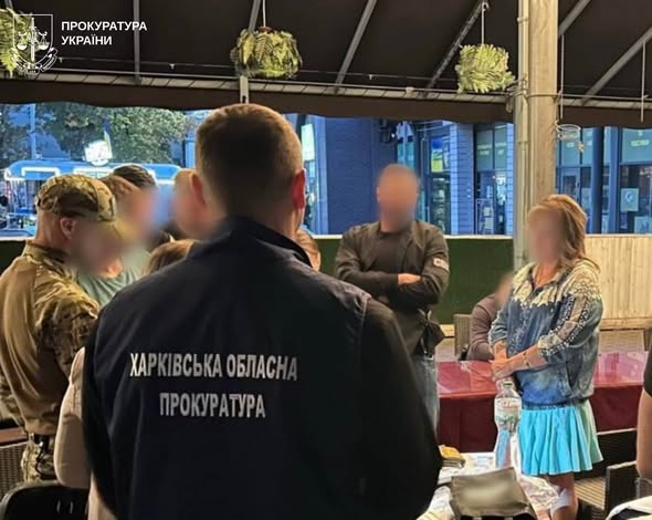 Обіцяла «списати» військового зі служби та організувати втечу за кордон