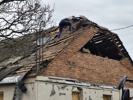 Внаслідок ворожої атаки в Основ’янському районі було пошкоджено дев’ять приватних будинків.