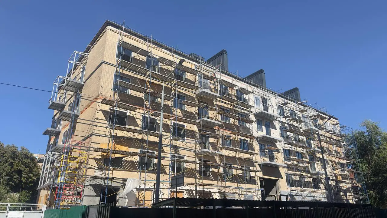 На вулиці Свободи відновлюють багатоквартирний житловий будинок.