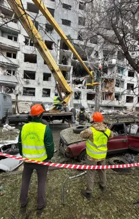 Комунальні служби усувають наслідки нічного обстрілу в Салтівському районі.