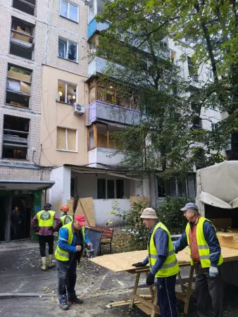 Комунальні служби усувають наслідки нічного обстрілу в Салтівському районі.