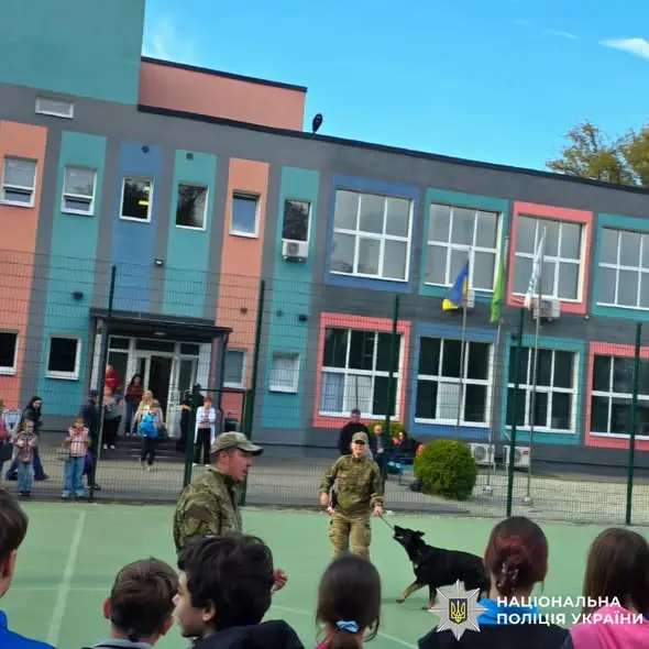Поліцейські провели профілактичний захід для дітей до Всесвітнього дня захисту тварин