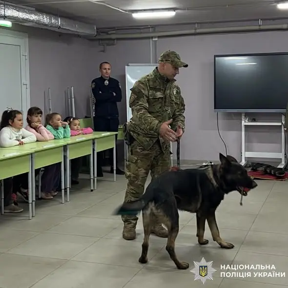 У Харкові ювенальні поліцейські разом із кінологами провели пізнавальну зустріч для дітей