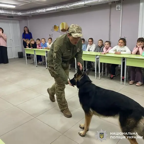 У Харкові ювенальні поліцейські разом із кінологами провели пізнавальну зустріч для дітей